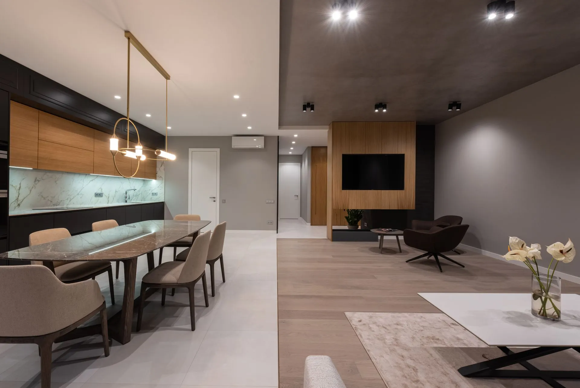Contemporary vacation home dining area with pendant lighting